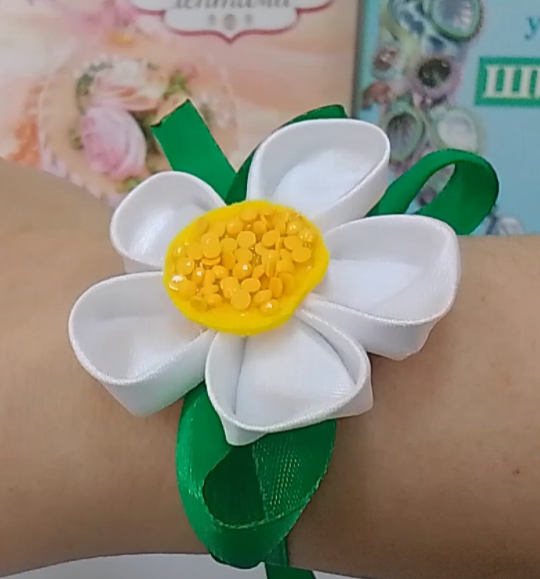 Мастер-класс бутоньерка из атласных лент «Ромашка»